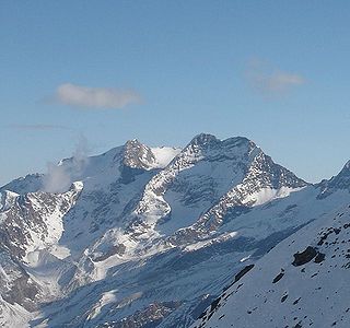 Fletschhorn (links) und Lagginhorn (in Bildmitte), der Westgrat verläuft vom Gipfel des Lagginhorns nach links unten