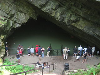 Der Eingang in die Höhle mit dem (unbelegten) Bootsanleger im Vordergrund