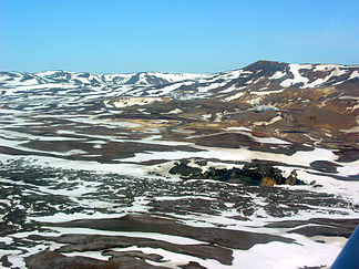 Luftbild von Krafla und Víti-Krater mit etlichen Bohrlöchern