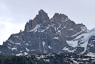 links Aiguille des Grands Charmoz, rechts Aiguille du Grépon. Von Chamonix gesehen.