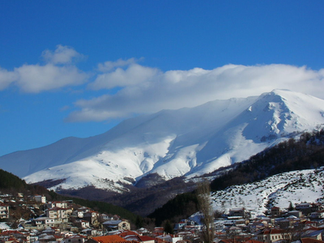 Blick vom Dorf Vlasti auf den Berg Siniatsiko (Askio) mit seinem schneebedeckten Gipfel