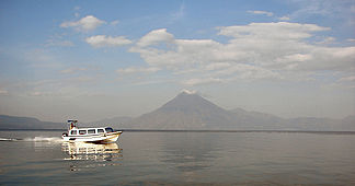 Im Hintergrund der Vulkan San Pedro