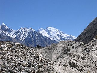 Broad Peak im Hintergrund. Links Broad Peak Central, rechts daneben der lange Grat vom Vor- zum Hauptgipfel