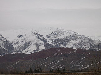 Ansicht des Binālūd im Winter von Süden.