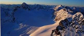 Das Silvrettahorn mit dem Ochsentaler Gletscher und Piz Buin