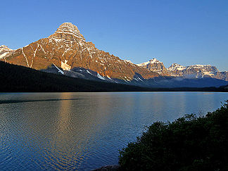 Der Mount Chephren mit dem Waterfowl Lake