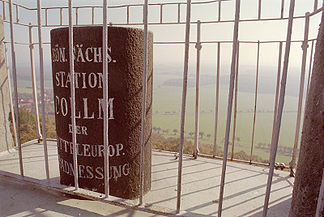Blick vom Aussichtsturm mit einer Säule der mitteleuropäischen Gradmessung