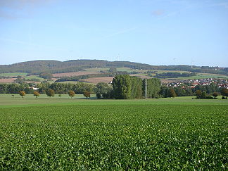 Blick aus dem Begatal mit Humfeld nordwärts zum Dörenberg