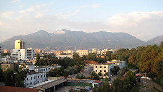 Dajti im Abendlicht von Tirana aus gesehen