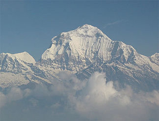 Der Gipfel des Dhaulagiri II hinter dem Südwestgrat des Dhaulagiri I, im Bild links neben diesem