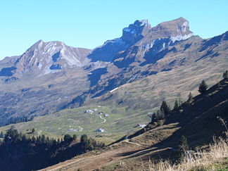 Druesberg mit Twäriberg (2'117 m, links) und Forstberg (2'215 m, rechts), von Westen