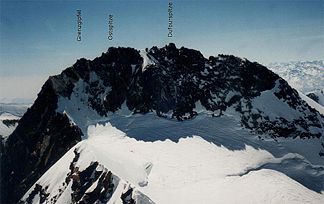 Die Ostspitze ist die mittlere der beschrifteten Graterhebungen (gesehen vom Nordend von Norden)
