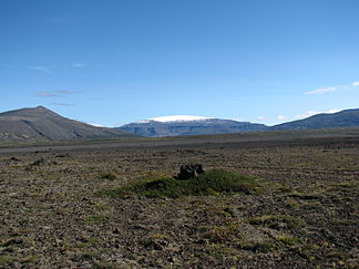 Eiríksjökull (Bildmitte), gesehen von Hvítársíða, südwestlich von Húsafell, Lavafeld Hallmundarhraun im Vordergrund, links Strútur