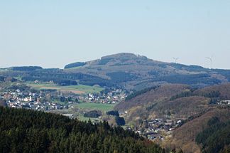 Ernstberg, betrachtet vom Fuße des Mäusebergs am Weinfelder Maar
