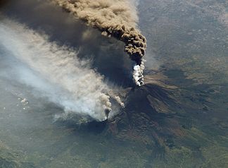 Eruption des Ätna im Jahre 2002, fotografiert aus der ISS