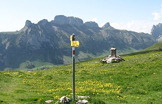 Furgglenfirst von Nordost gesehen von der Alp Sigel; links Stauberen, dann die Hüser, Hochhus und Saxer Lücke als Abschluss, danach folgt die Chrüzberg-Wand.