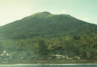 Gamkonora von der Nordwestküste Halmaheras nahe dem Dorf Gamsungi aus gesehen