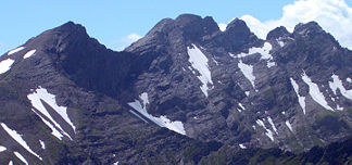 Hinter Grauspitz (links) und Vorder Grauspitz (rechts) von Nordosten.
