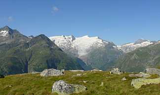 Blick vom St. Pöltner Ostweg (Grünsee) zum Großvenediger (Bildmitte, Gletschergipfel). Rechts der plattige Habach.