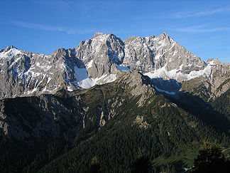 Hochkarspitze (2484 m, links) und Wörner von Norden