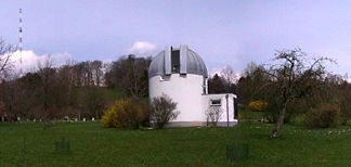 Johannes-Kepler- Sternwarte am Linzer Freinberg, links im Hintergrund der Sender Freinberg