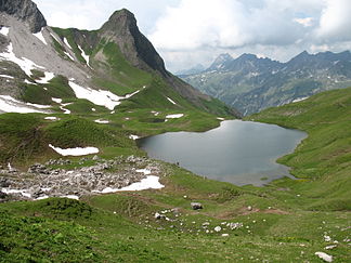 Rappensee und Kleiner Rappenkopf, dahinter die Südöstlichen Walsertaler Berge