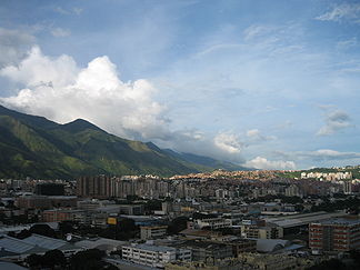 Blick über Caracas hinweg aufs Ávila-Massiv