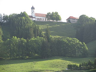 Der Gipfel des Hohen Peißenbergs mit der Wallfahrtskirche und der alten Schule