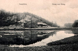 Historische Postkarte (1906): Langenberg von Osten mit dem Kalksteinbruch Sander und dem Mühlenteich der Schlossmühle (heutiger Charlottensee)
