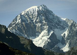 Felsgipfel des Mont Blanc de Courmayeur von La Thuile aus gesehen (links davon der eigentliche, schneebedeckte Mont-Blanc-Gipfel)