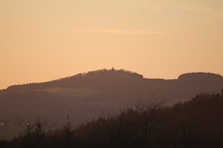 Der Michelsberg mit Turm der Kapelle im Sonnenuntergang, aus Richtung Ostnordosten vom Hochthürmerberg betrachtet