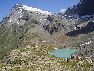 Südwestseite mit dem Glacier du Mont Gelé vom Regondi Biwak aus, im Vordergrund der Lac de la Besèya (2.513 m s.l.m.)