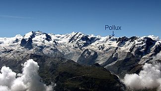Monte-Rosa-Massiv (links) mit Pollux (markiert)