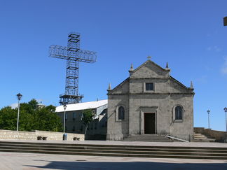 Kirche und Gipfelkreuz