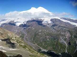 Doppelgipfel des Elbrus, darunter das Baksan-Tal mit dem Ort Terskol