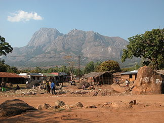 Mulanje-Massiv mit Chambe-Gipfel (links) (2004)