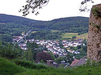 Der Weilsberg rechts, darunter liegend der Ort Niederreifenberg