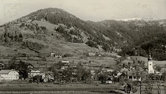 Obermillstatt am Millstätter Berg. Ansicht gegen Norden. Im Vordergrund der Lärchriegel, dahinter die Millstätter Alpe (um 1950).