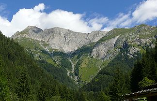 Ochsenbug (links) mit Bretterwand und Hintereggkogel (ganz rechts, 2638 m), von Süden aus gesehen.