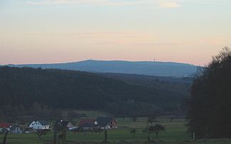 Panorama der Montabaurer Höhe von Norden; links Köppel, rechts Alarmstange