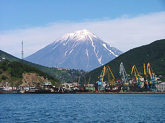 Petropawlowsk-Kamtschatski mit der Korjakskaja Sopka im Hintergrund