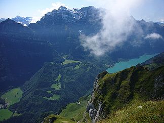 Südflanke zur Alp Stafel, darüber Klöntalersee und Glärnischgruppe