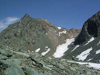 Säulkopf von Südosten. Der scheinbar höchste Punkt ist die Säulspitze (3.132 m), weiter rechts etwas zurückliegend der Säulkopf