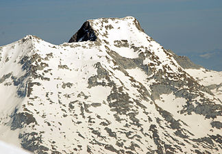 Vogelkarspitze (rechts) von Südwesten (Pleisenspitze). Links die Hintere Schlichtenkarspitze