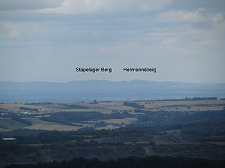 Hermannsberg (rechts) aus 65 km Distanz vom Lörmecke-Turm. Ganz rechts die Dörenschlucht.