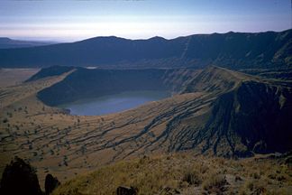 Einer der zwei Deriba-Seen im Zentrum des Vulkanberges. Photo von 1986.