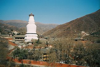 Blick auf die zwischen den fünf Gipfeln liegende Ortschaft Taihuai, Blick zum Tayuan Si
