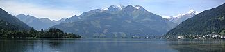 Blick Richtung Süden vom Nordende des Zeller Sees über Zell am SeeMitte Hoher Tenn (3368 m) mit Imbachhorn (2470 m) und Vorbergen, rechts Kitzsteinhorn (3203 m), links Schwarzkopf (2765 m)