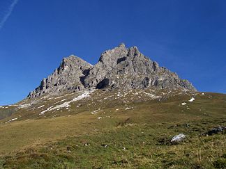 Der Große Widderstein aus Süden vom Anstieg vom Hochtannbergpass aus gesehen.