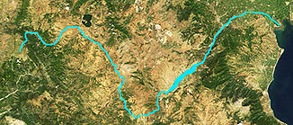 Satellitenbild des Verlaufes des Fluss Aliakmonas in Griechenland (blau hervorgehoben)